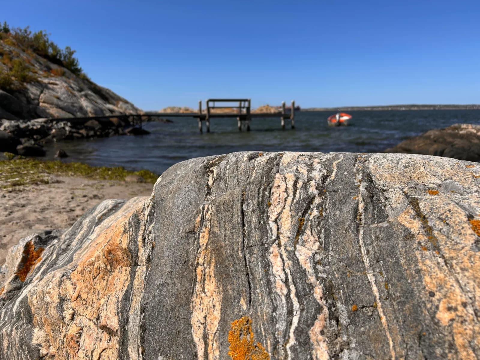 Utsikt över klippor och brygga i Göteborgs södra skärgård