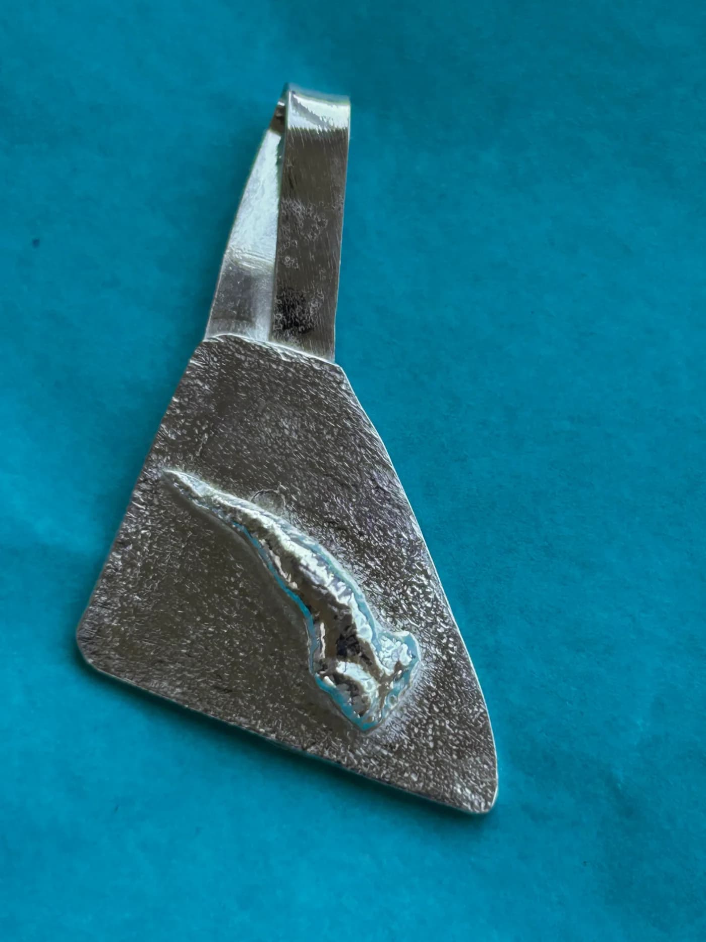 Rengöring av handgjort silversmycke med putsduk